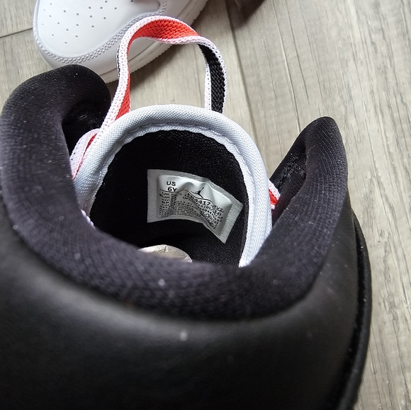 Air Jordan 1 Mid SE "White Infrared" Sneakers - Picture 3 of 10